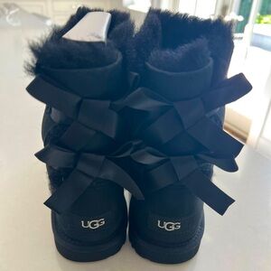Never worn Bailey Bow Girls Size 4 UGGs Black